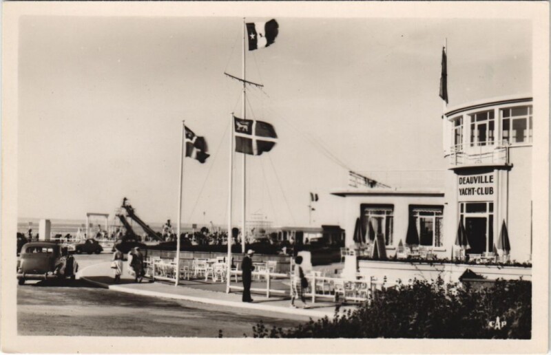 Carte postale ancienne Deauville un coin de la Plage au Yacht Club à Deauville