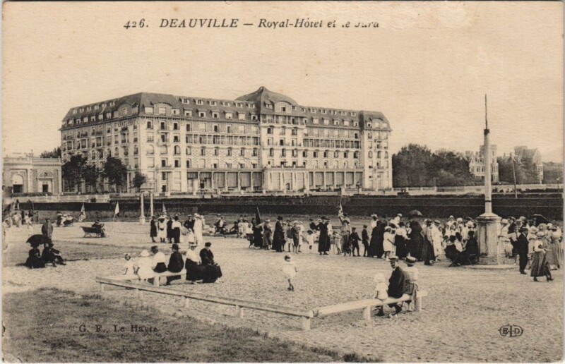 Carte postale ancienne Deauville Royal Hotel et le Jardin à Deauville