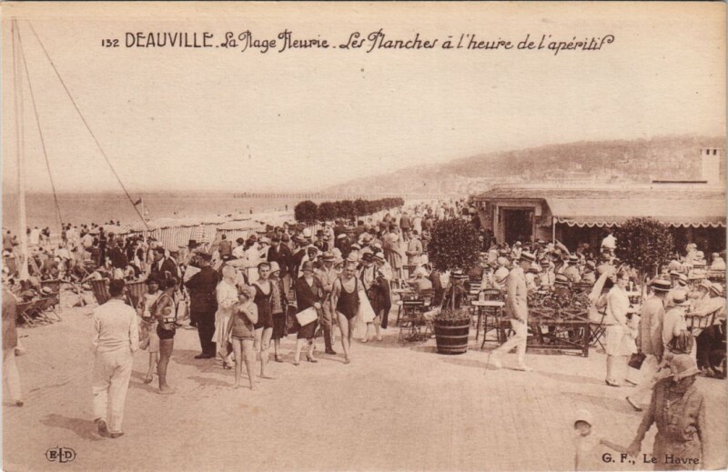 Carte postale ancienne Deauville Les Planches a l'heure de l'aperitif à Deauville
