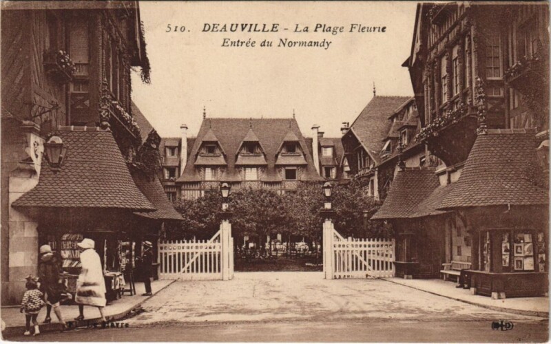 Carte postale ancienne Deauville Entree du Normandy à Deauville