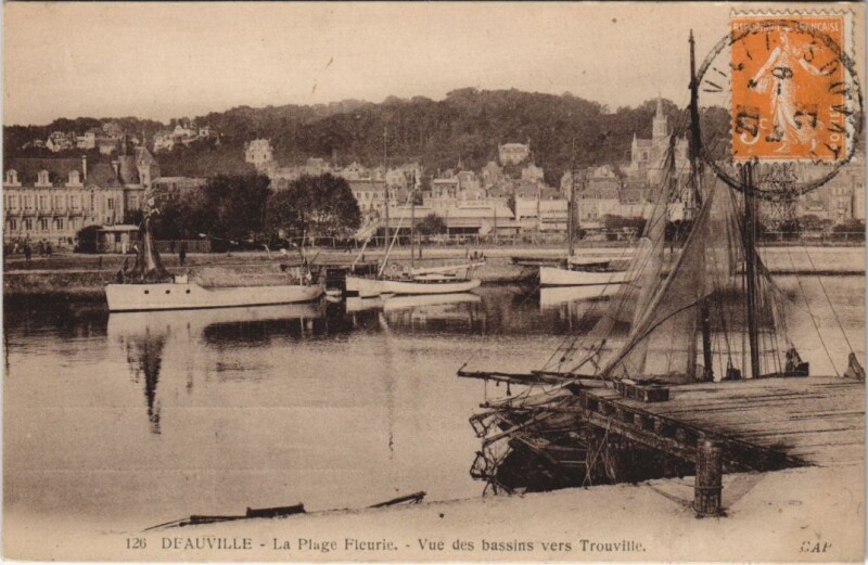 Carte postale ancienne Deauville vue des bassins vers Trouville à Deauville
