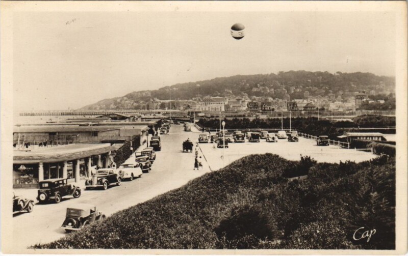 Carte postale ancienne Deauville Vue generale vers le Port France à Deauville