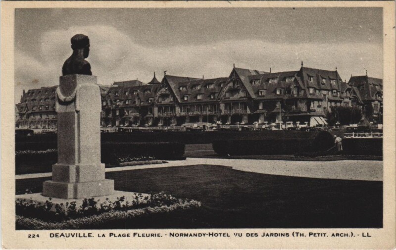 Carte postale ancienne Deauville Normandy Hotel vu des Jardins à Deauville