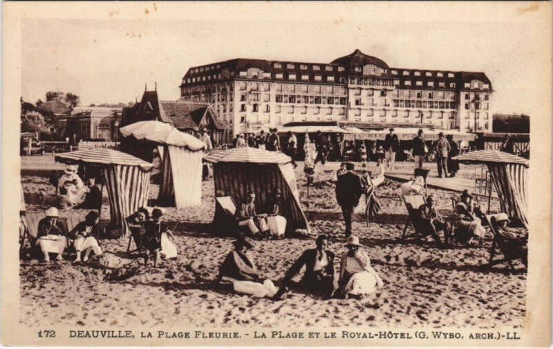 Carte postale ancienne Deauville La Plage et le Royal Hotel à Deauville