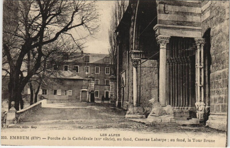 Carte postale ancienne Embrun Porche de la Cathedrale France à Embrun