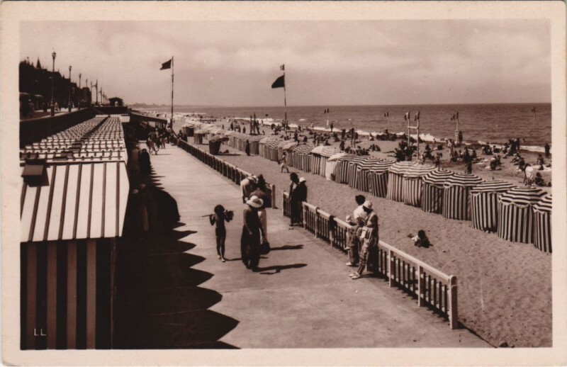 Carte postale ancienne Cabourg La Plage et la Terrasse à Cabourg