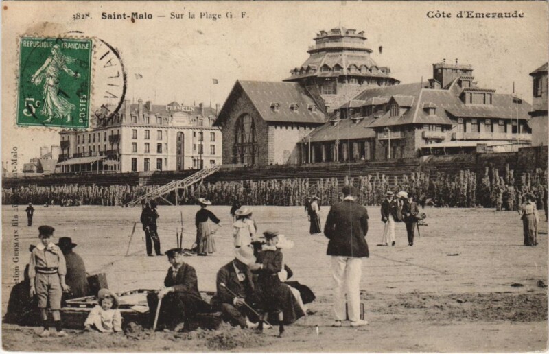 Carte postale ancienne Saint Malo Sur la Plage à Saint-Malo