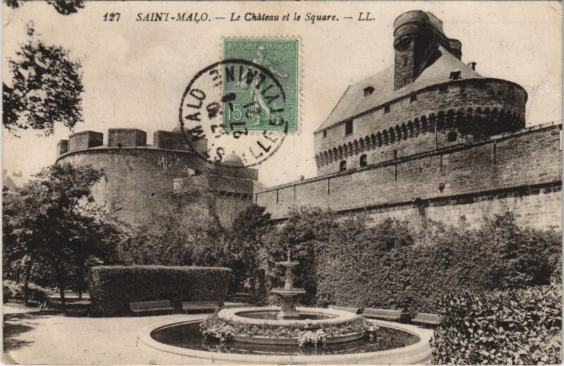 Carte postale ancienne Saint Malo Chateau et le Square à Saint-Malo