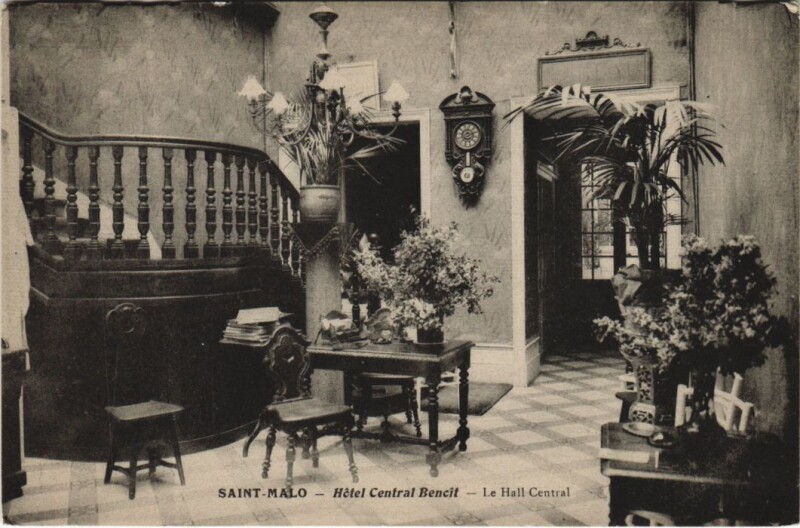 Carte postale ancienne Saint Malo Hotel Central Benoit , Le Hall Central à Saint-Malo