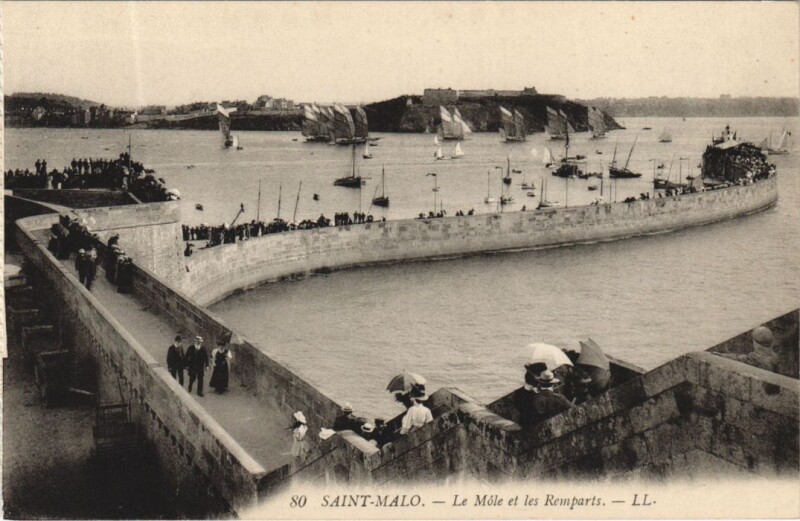 Carte postale ancienne Saint Malo Le Mole et les Remparts à Saint-Malo
