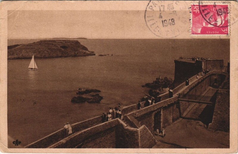 Carte postale ancienne Saint Malo Les Remparts et le grand Bey à Saint-Malo