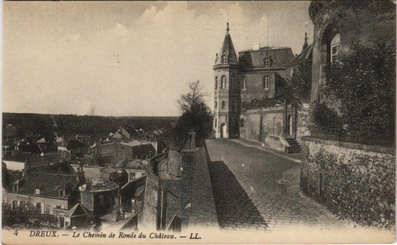 Carte postale ancienne Dreux Chemin de Ronde du Chateau France à Dreux