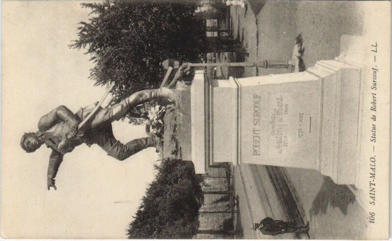 Carte postale ancienne Saint Malo Statue de Robert Surcouf à Saint-Malo
