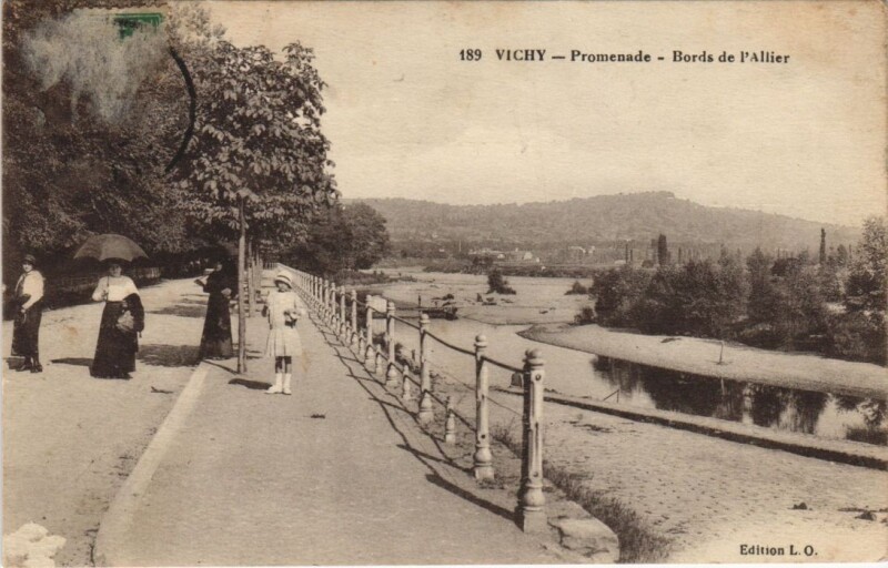 Carte postale ancienne Vichy Promenade, Bords de l'Allier France à Vichy
