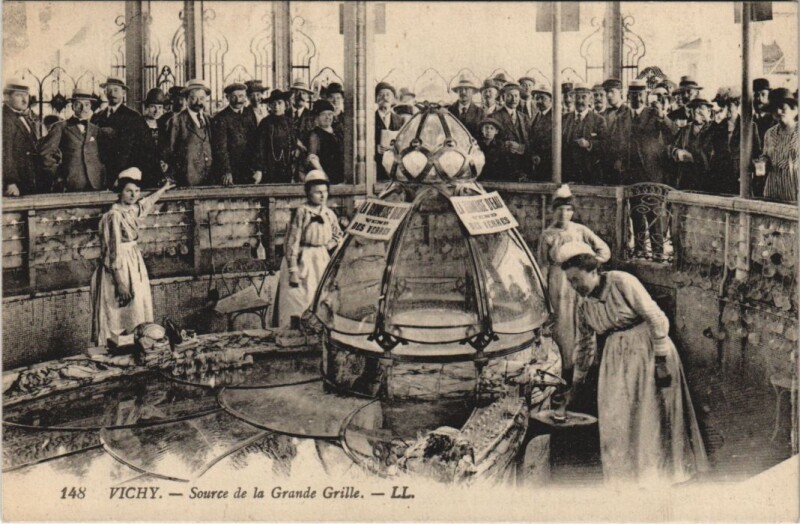 Carte postale ancienne Vichy Source de la Grande Grille France à Vichy