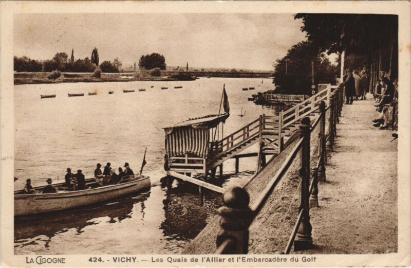 Carte postale ancienne Vichy Les Quais de l'Allier France à Vichy