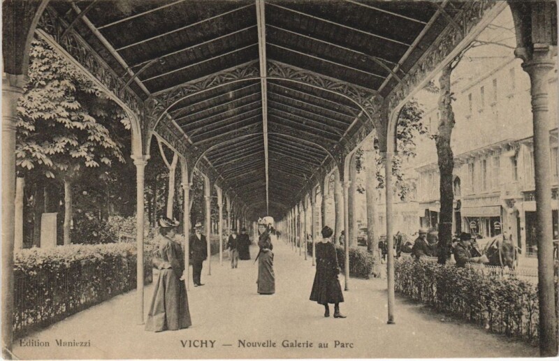Carte postale ancienne Vichy Nouvelle Galerie au Parc France à Vichy