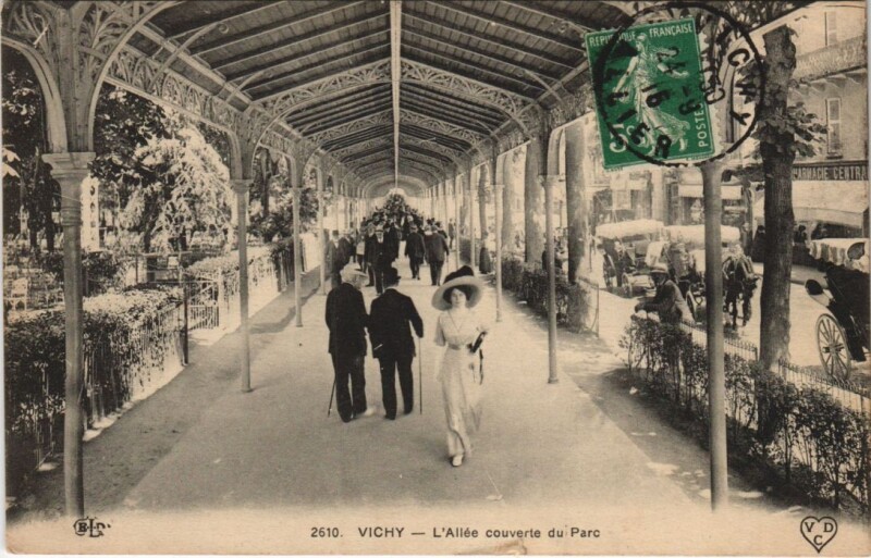 Carte postale ancienne Vichy L'Allee couverte du Parc France à Vichy