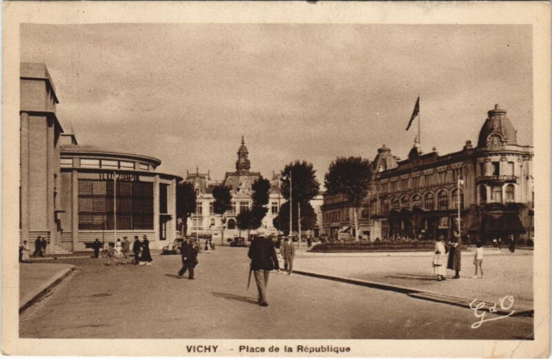 Carte postale ancienne Vichy Place de la Republique France à Vichy