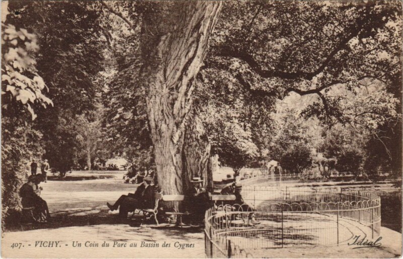 Carte postale ancienne Vichy Un Coin du Parc au Bassin des Cygnes France à Vichy
