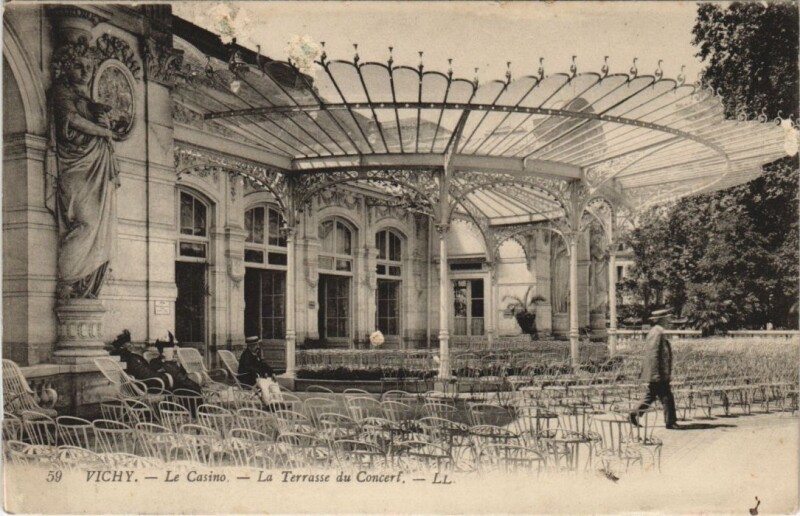 Carte postale ancienne Vichy Le Casino, La Terrasse du Concert France à Vichy
