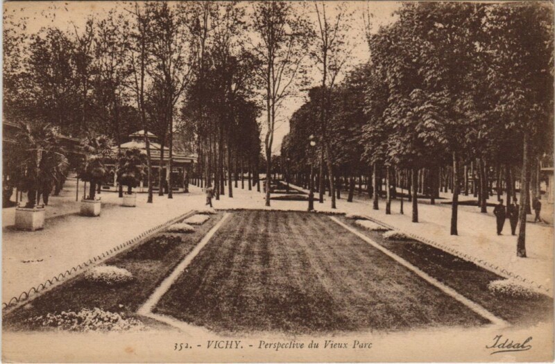 Carte postale ancienne Vichy Perspective du Vieux Parc France à Vichy