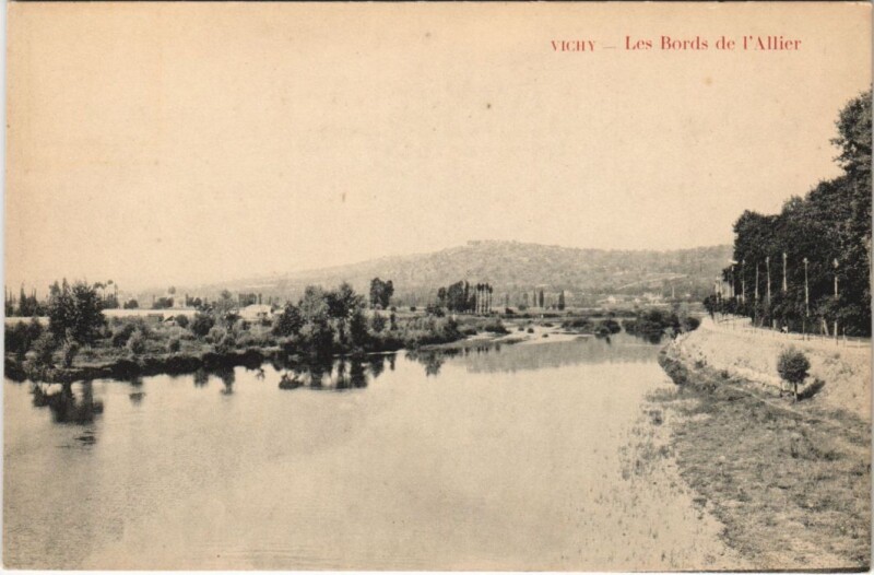 Carte postale ancienne Vichy Les Bords de l'Allier France à Vichy