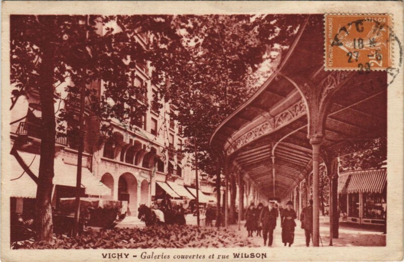 Carte postale ancienne Vichy Galeries couvertes et Rue Wilson France à Vichy