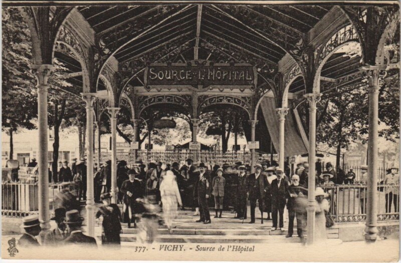 Carte postale ancienne Vichy Source de l'Hopital France à Vichy