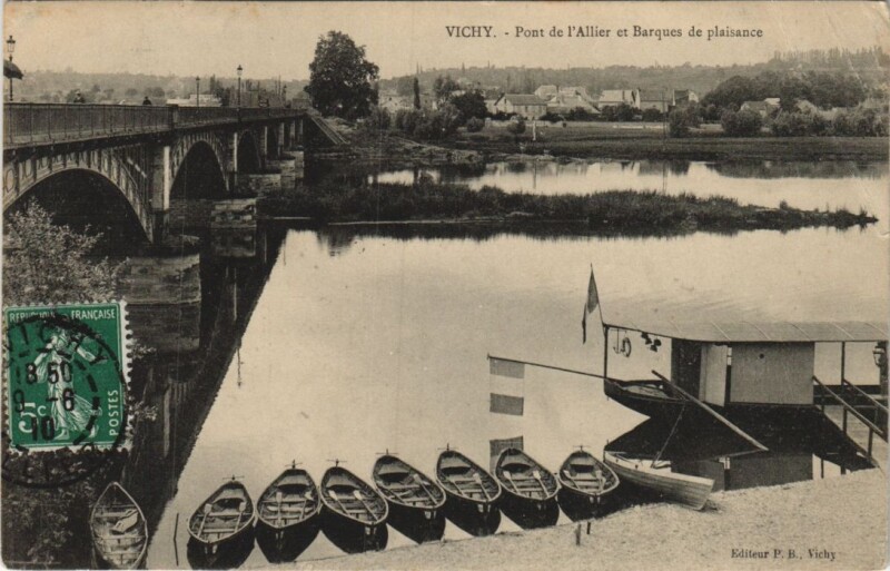 Carte postale ancienne Vichy Pont de l'Allier et Barques France à Vichy