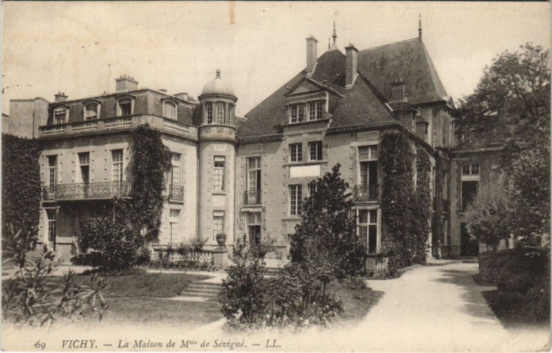 Carte postale ancienne Vichy La Maison de Mme de Sevigne France à Vichy