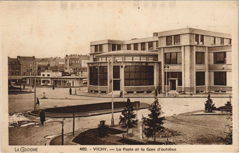 Carte postale ancienne Vichy La Poste et la Gare d'autobus France à Vichy