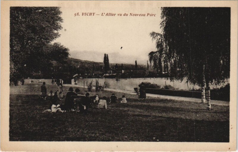 Carte postale ancienne Vichy L'Allier vu du Nouveau Parc France à Vichy