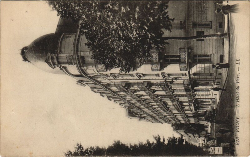 Carte postale ancienne Vichy L'Hotel du Parc France à Vichy