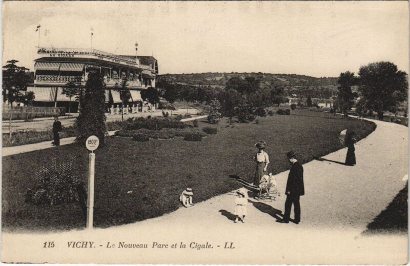 Carte postale ancienne Vichy Le Nouveau Parc et la Cigale France à Vichy