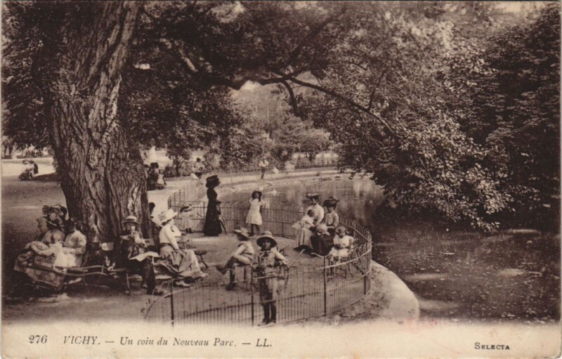 Carte postale ancienne Vichy Un Coin du Nouveau Parc France à Vichy
