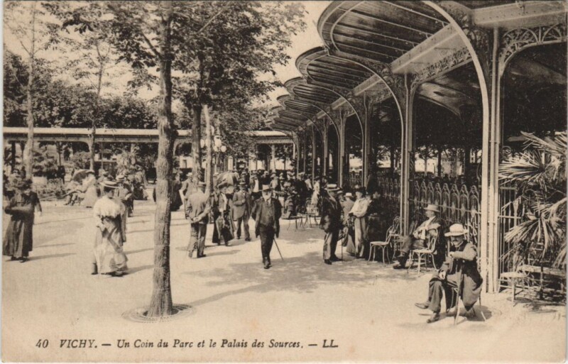 Carte postale ancienne Vichy Un Coin du Parc et le Palais des Sources France à Vichy
