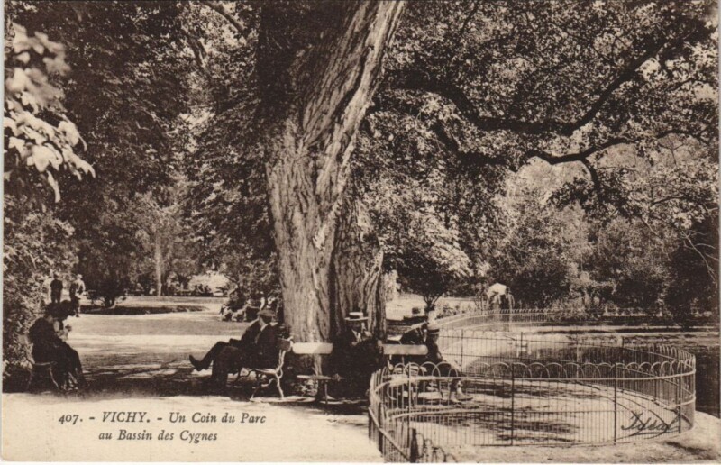 Carte postale ancienne Vichy Un Coin du Parc au Bassin des Cygnes France à Vichy
