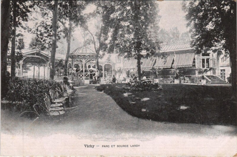 Carte postale ancienne Vichy Parc et Source Lardy France à Vichy