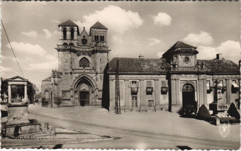 Carte postale ancienne Souvigny La Basilique et l'Ancien Couvent des Benedictins à Souvigny