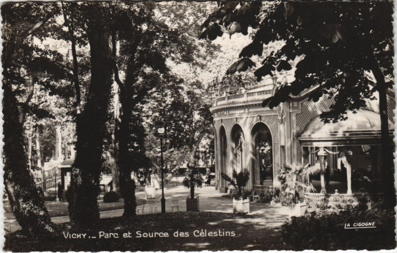 Carte postale ancienne Vichy Parc et Source des Celestins à Vichy