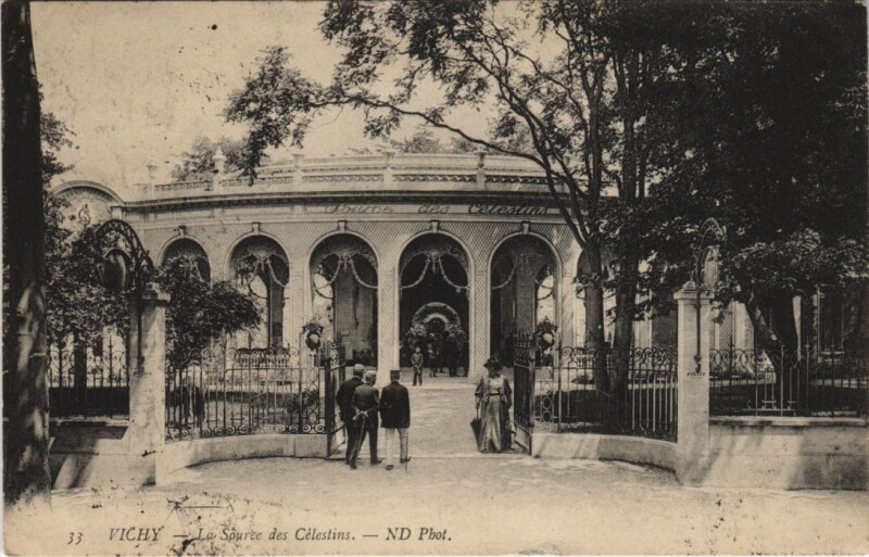 Carte postale ancienne Vichy Source des Celestins à Vichy