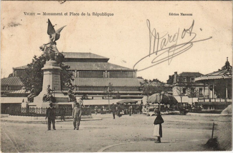 Carte postale ancienne Vichy Monument et Place de la Republique à Vichy