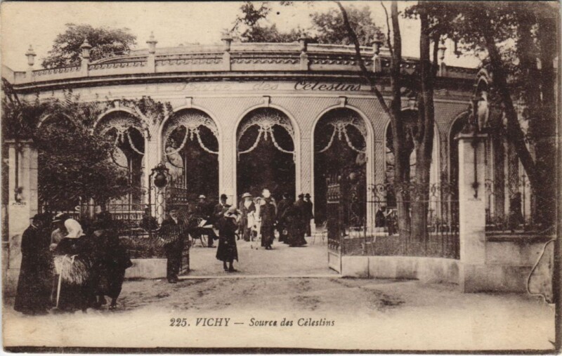 Carte postale ancienne Vichy Source des Celestins à Vichy