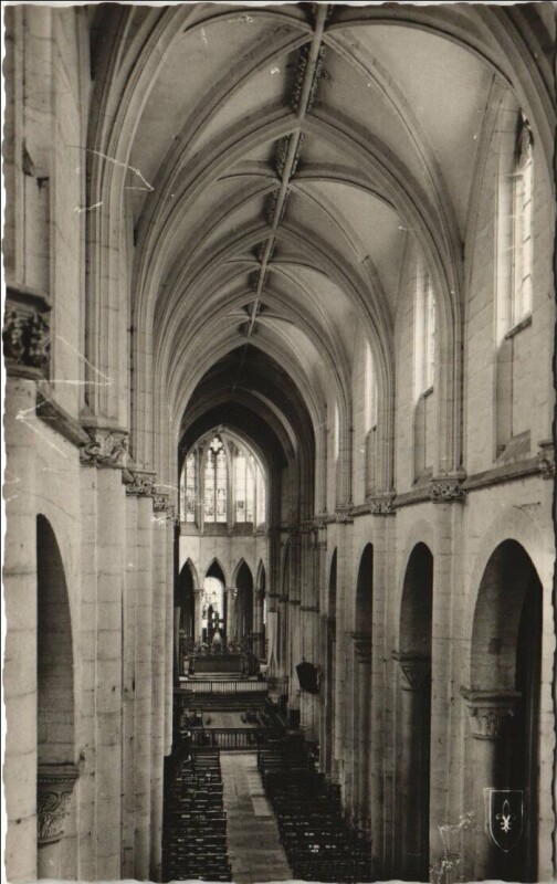 Carte postale ancienne Souvigny La Basilique - Nef Centrale à Souvigny
