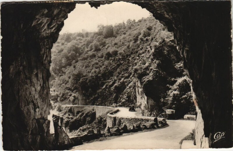 Carte postale ancienne Chouvigny Le Tunnel à Chouvigny