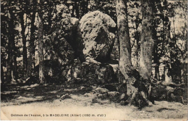 Carte postale ancienne Dolmen de l'Assise a la Madeleine