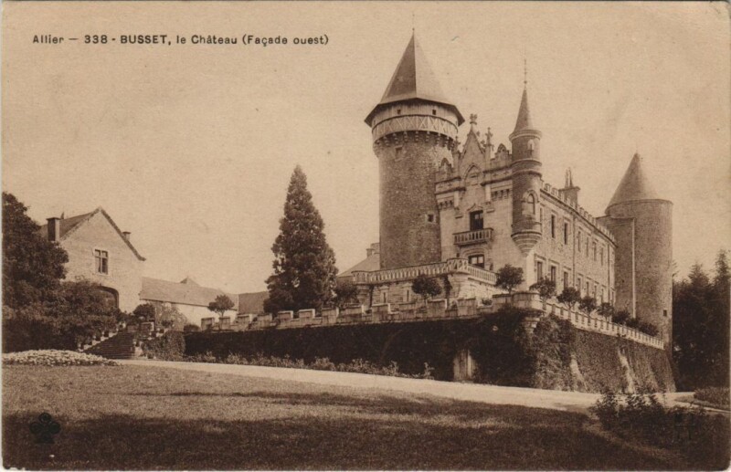 Carte postale ancienne Busset Le Chateau - Facade Ouest à Busset