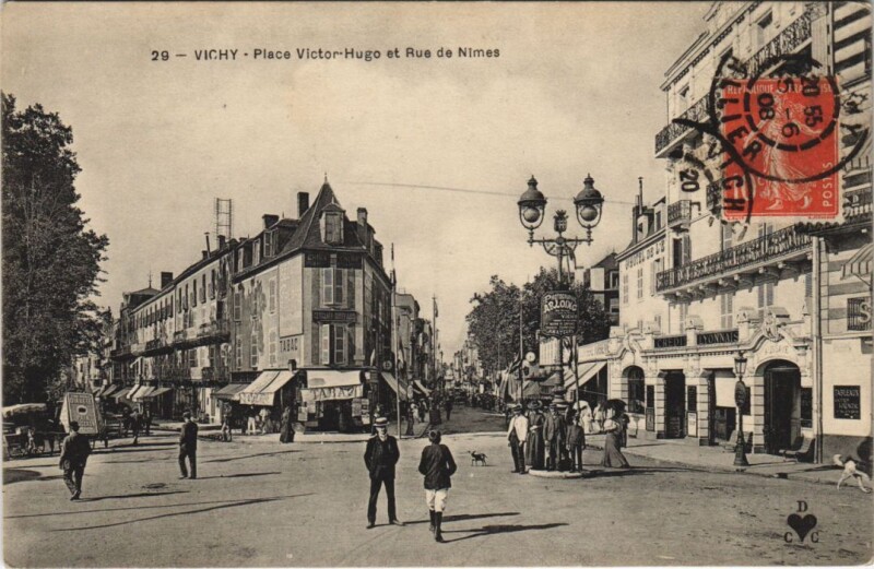 Carte postale ancienne Vichy Place Victor Hugo et Rue de Nimes à Vichy