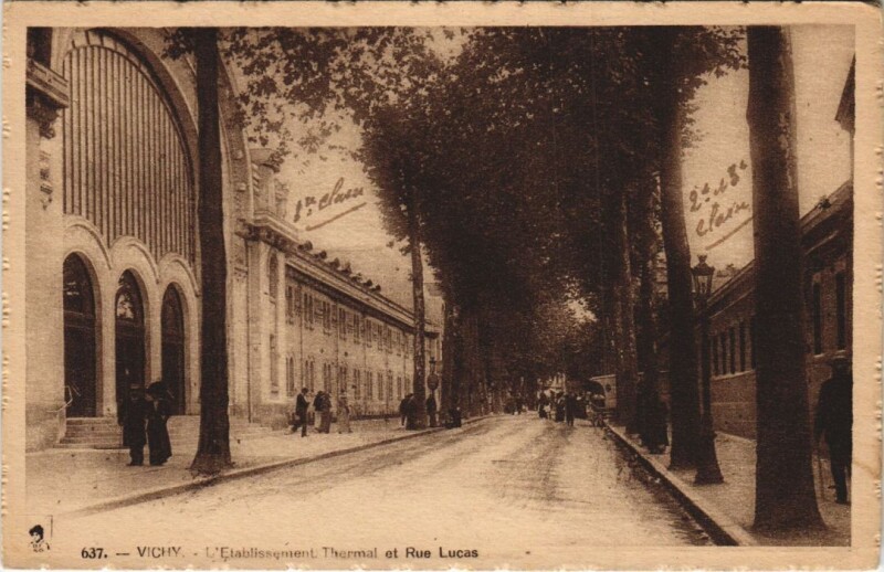 Carte postale ancienne Vichy Etablissement Thermal et Rue Lucas à Vichy